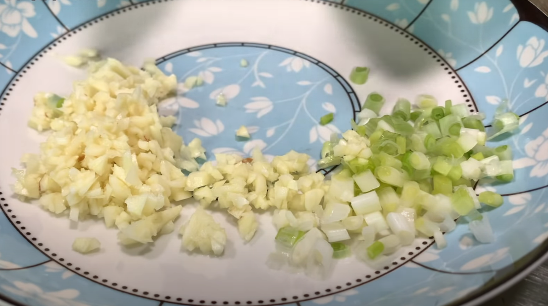 Two tomatoes and a handful of seafood mushrooms are delicious, delicious and nutritious.