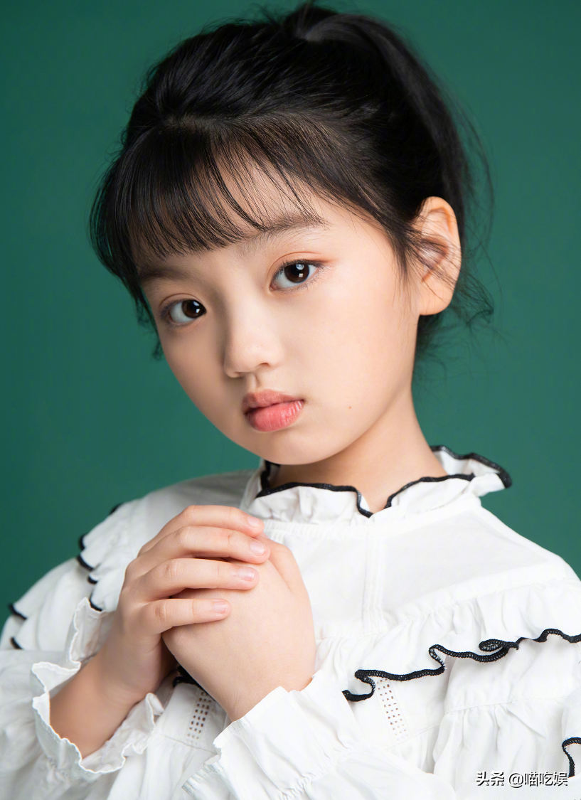 8歲阿拉蕾頂濃妝自拍，五官精緻沒長殘，卻被網友調侃撞臉喬欣