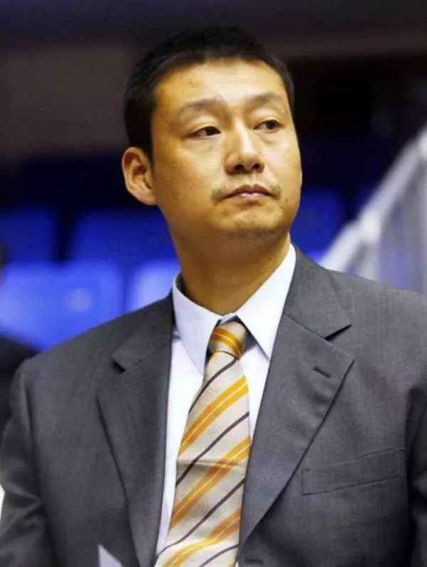 NBL联赛好打吗？国产雷阿伦18年前曾尝试，签约4个月，1场球没打