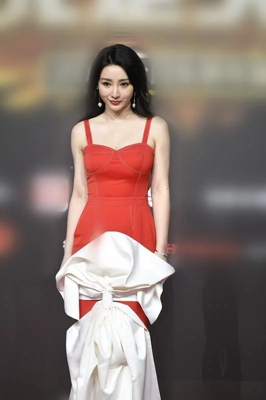 柳岩穿衣真胆大，穿大红色吊带连衣裙身材凹凸