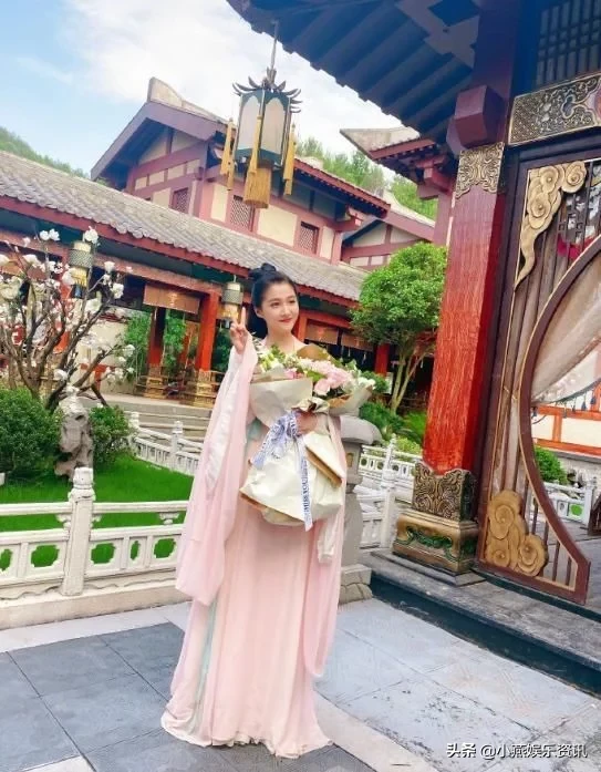 关晓彤晒杀青照满脸奶油仍上镜，希望能像“班婳”一样潇洒坦荡