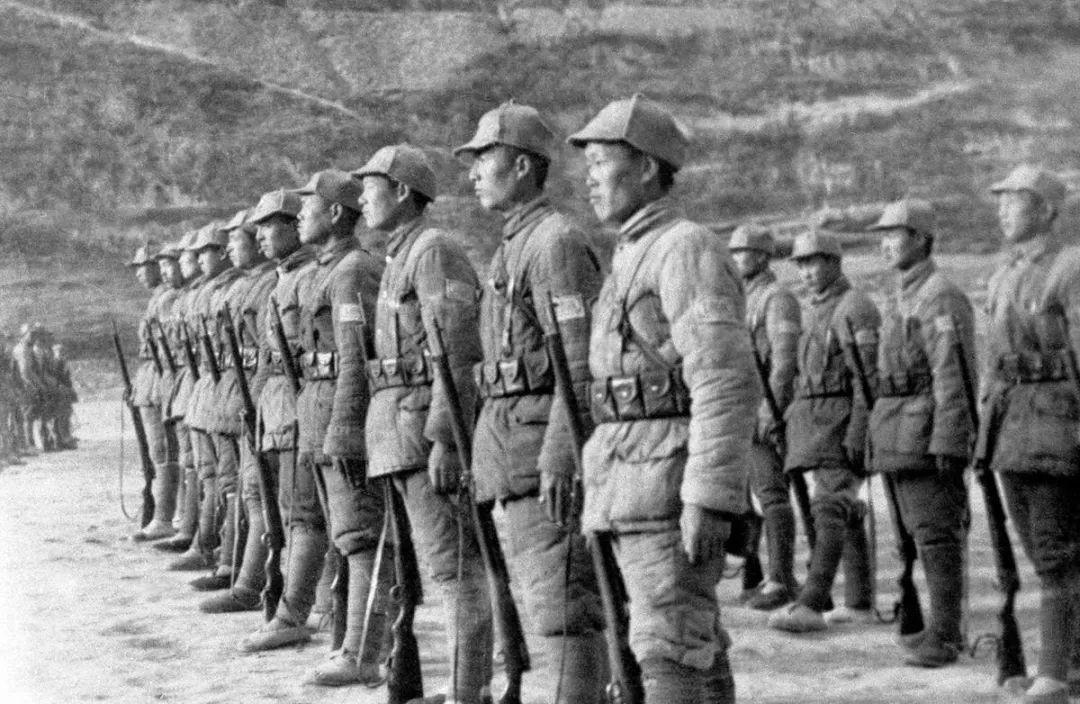从一张八路军喝水图看其单兵装备：跟我们想象