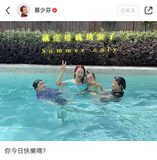 蔡少芬晒张晋视角带仨娃游泳照，2岁乐儿扎小辫学姐姐比耶，萌翻