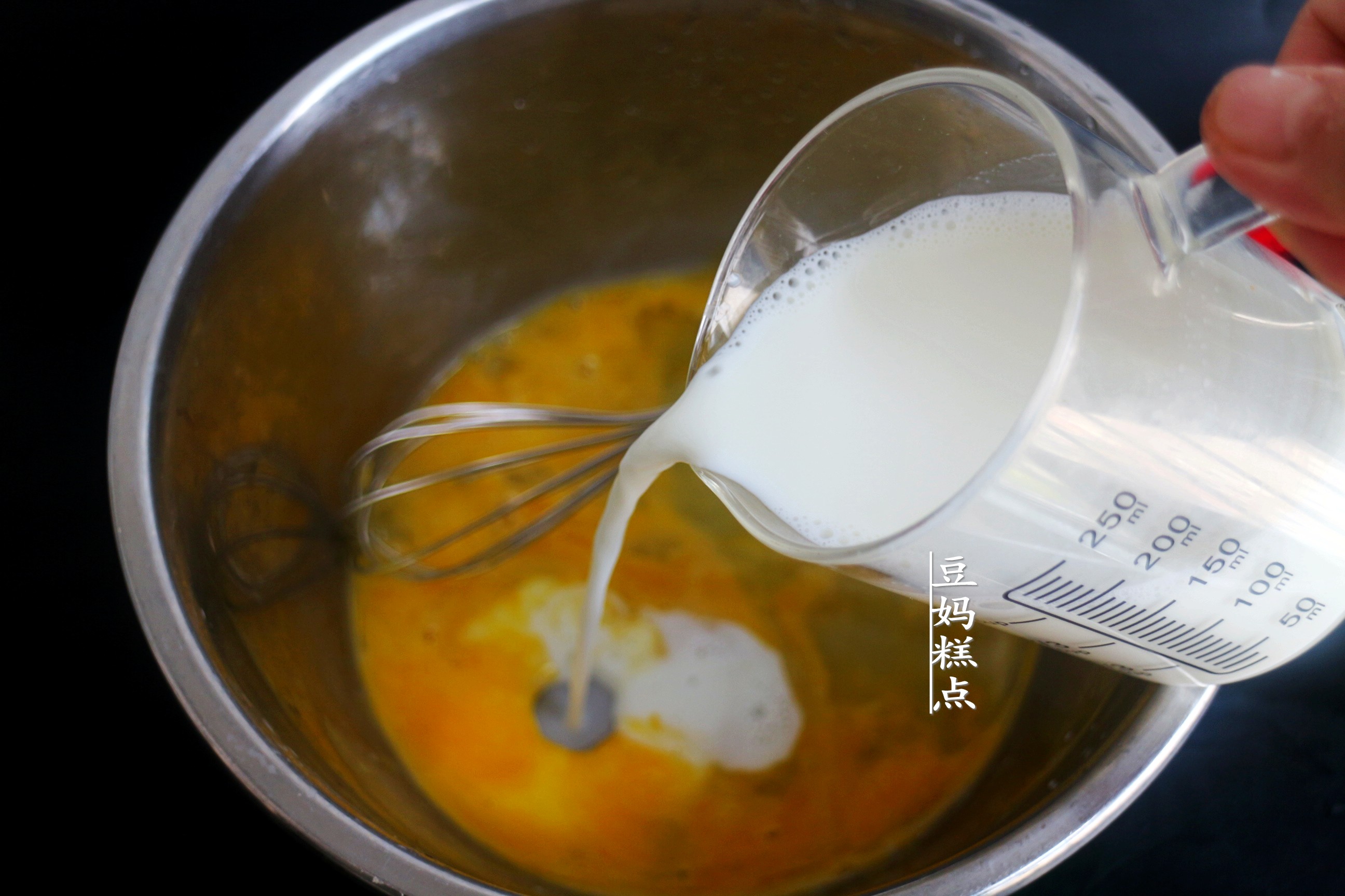 睡前5分鐘拌好麵糊即可，這款南瓜蛋糕，不用烤箱，口感柔嫩細膩