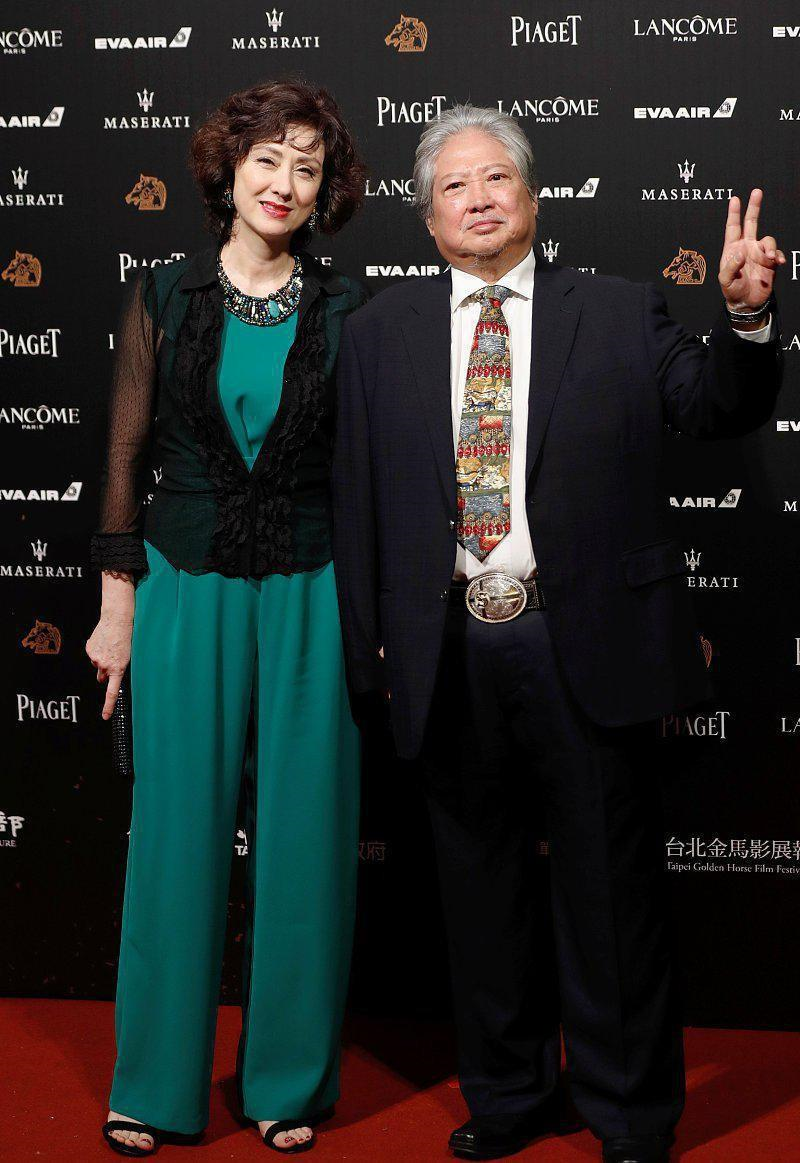 洪金宝混血老婆太惊艳，穿绿色连体裤配衬衫高