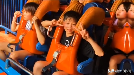 笑喷！全红婵上文化课被老师安排坐第一排，左手托腮神游太空