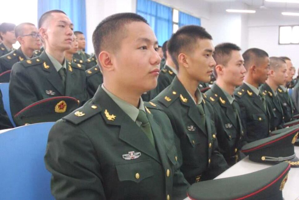 大学生当直招士官有三大优势，但也存在劣势，大学生们务必了解