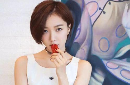 白百何再爆新恋情！深夜被神秘男子搂腰举止亲