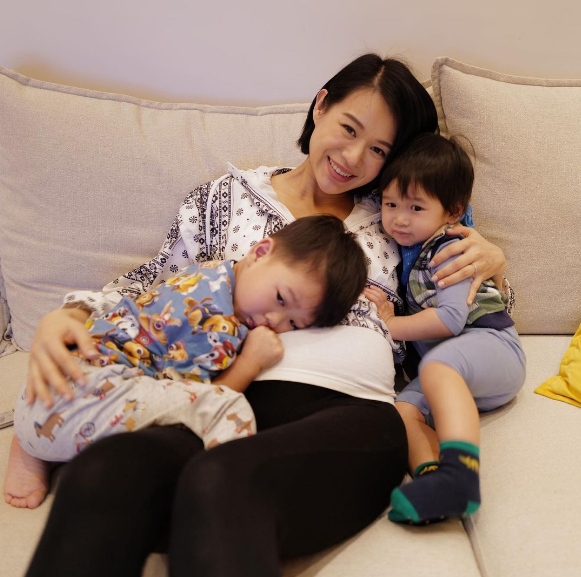 胡杏兒摟倆兒子幸福同框，奕霆趴媽媽孕肚感受胎動，畫面溫馨有愛