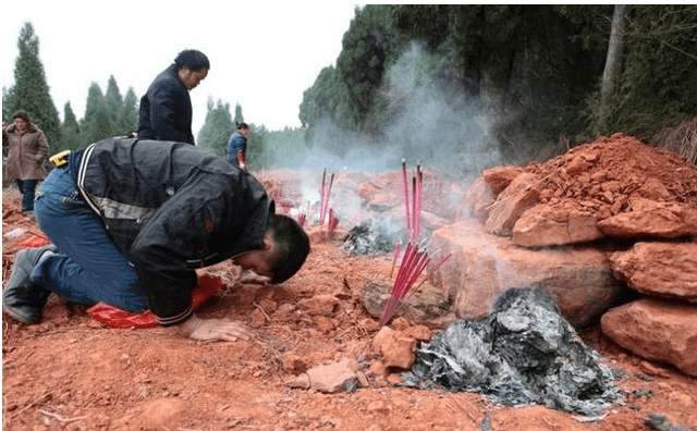 老祖宗常说:“切莫迁坟，十迁九败”，这句俗语