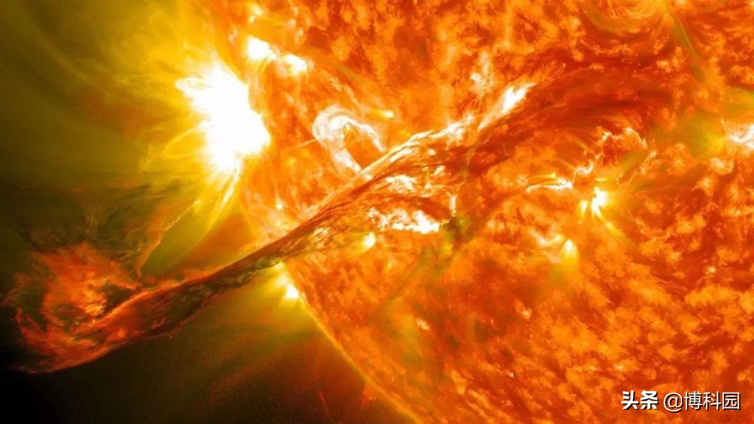 太阳上的“终结者”引发等离子体海啸，并产生新的太阳周期