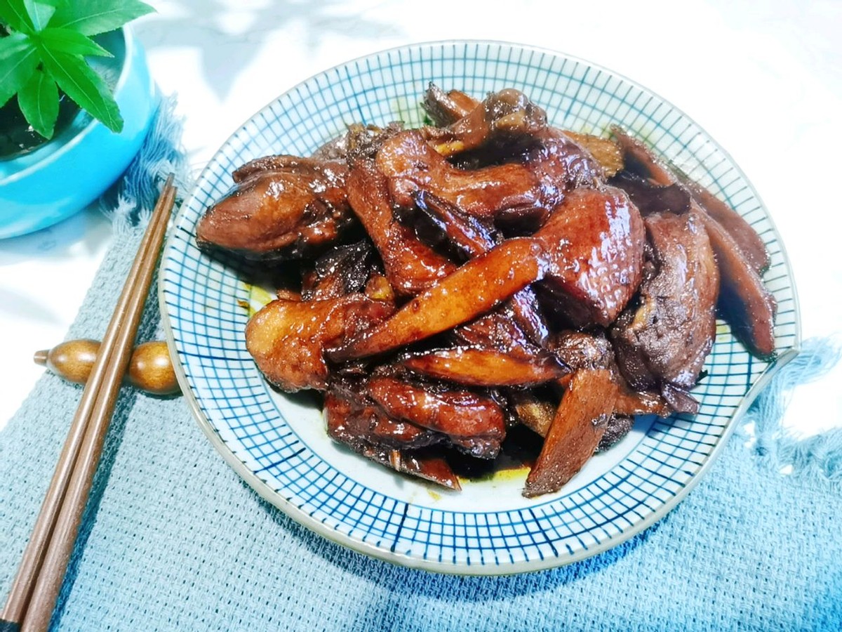 老姜和鸭肉一起炖煮，营养滋补，鲜美入味，好吃到舔手指