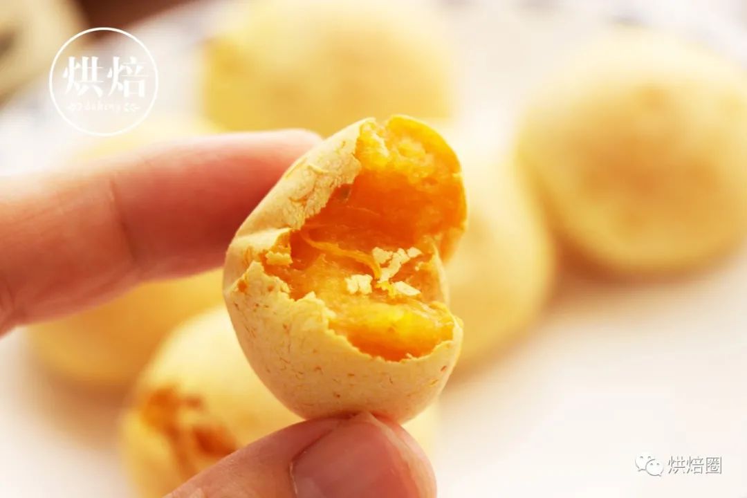 无油脆皮南瓜球 脆脆的淡黄色外衣 里面糯糯的能拉丝 巨好吃