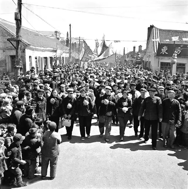 记录火红年代青春岁月的照片