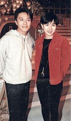 周星驰不婚原因被曝光：她的去世染白他的头，