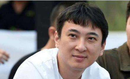 王思聪一改往日做派，不带美女带保镖，一人开