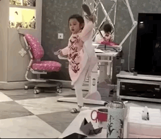 李小璐送女兒去演出彩排，曬母女合影，笑容如復制粘貼