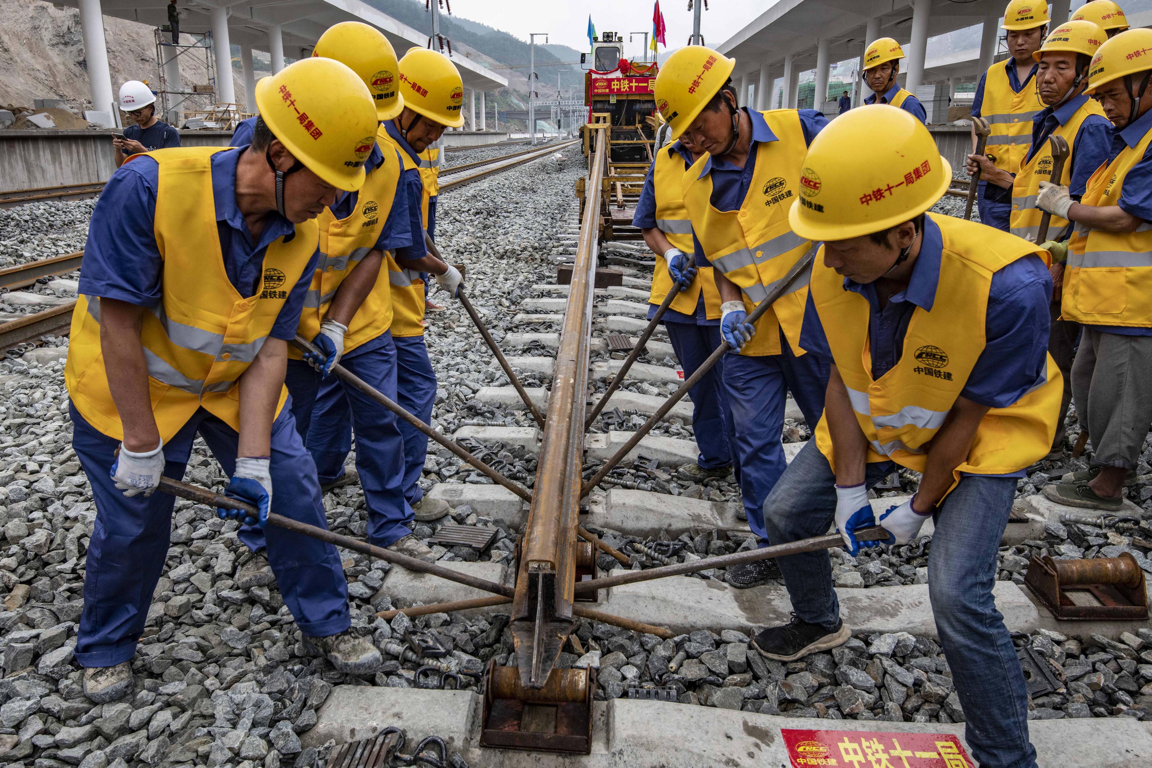 半年血亏955亿，为什么中国高铁越亏越建，美国却从来不建呢？
