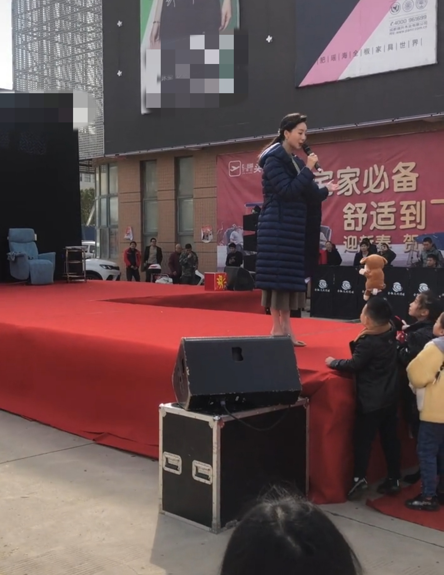 央视主持李思思疑现身商演，场地简陋观众少，气质出众女人味十足