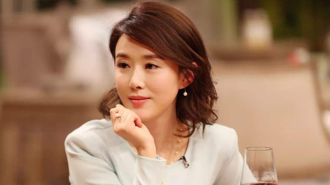 还记得“最美嫦娥”吗？40岁拍男人装，清纯仙子