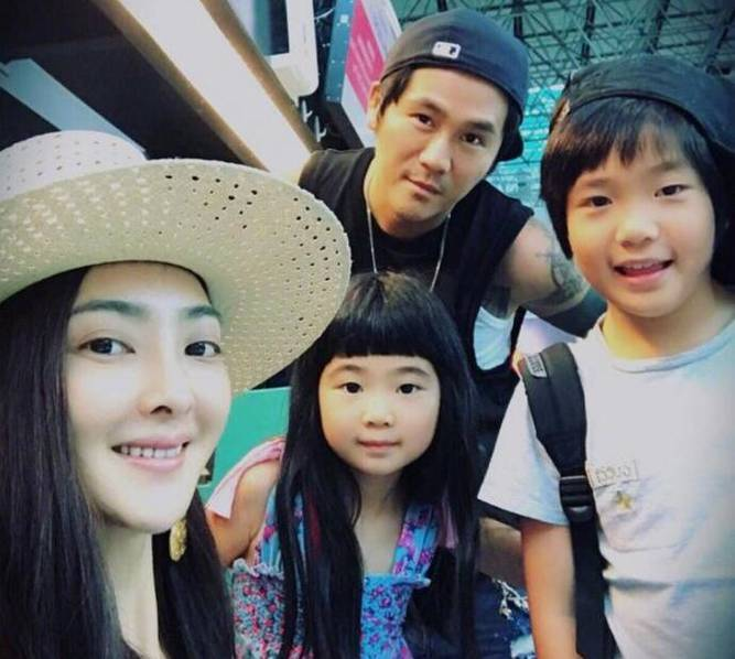 曹格女兒長大變女神！ 穿白衣短裙露小鳥腿，氣質溫柔被讚仙女下凡