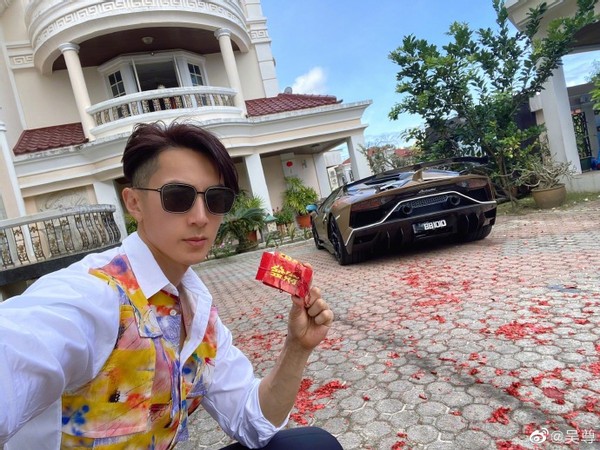 吳尊大家族過元宵發紅包，豪車旁舞獅放鞭炮，豪宅餐廳容納30人