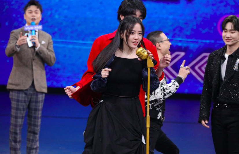 张靓颖为何敢公开暗讽《王牌对王牌》，她的底