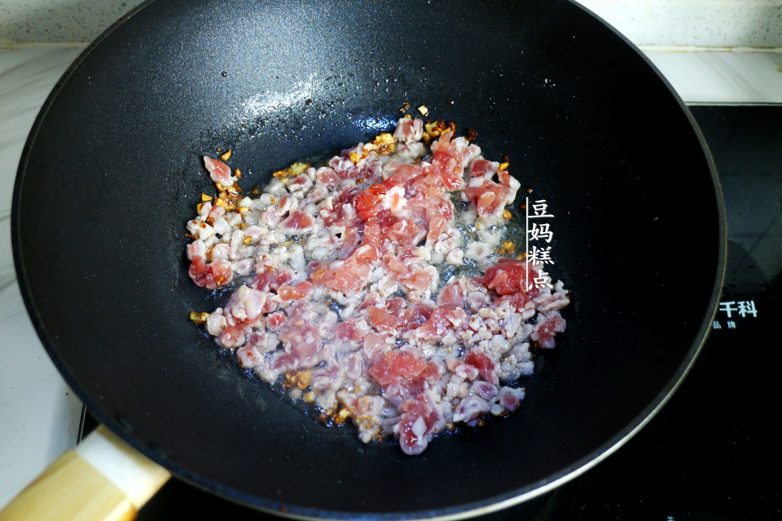 冷天，豆腐和雞蛋一起蒸，簡單又營養，孩子連吃2碗米飯