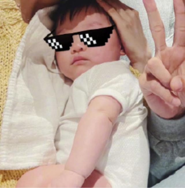 余文樂首曬一家四口合照，半歲女兒正面照曝光，妹妹小臉傲嬌可愛