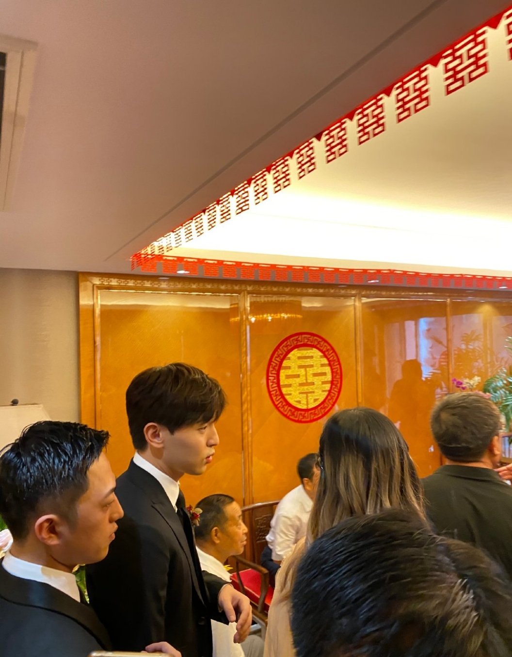 邓伦路人镜头与精修无差！又当伴郎，接亲现场戴格格头、踩指压板