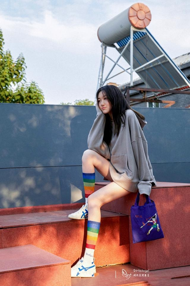 王菲帶女兒聚會，換新髮型攜眾友人為李嫣帶貨，李嫣在媽面前清純