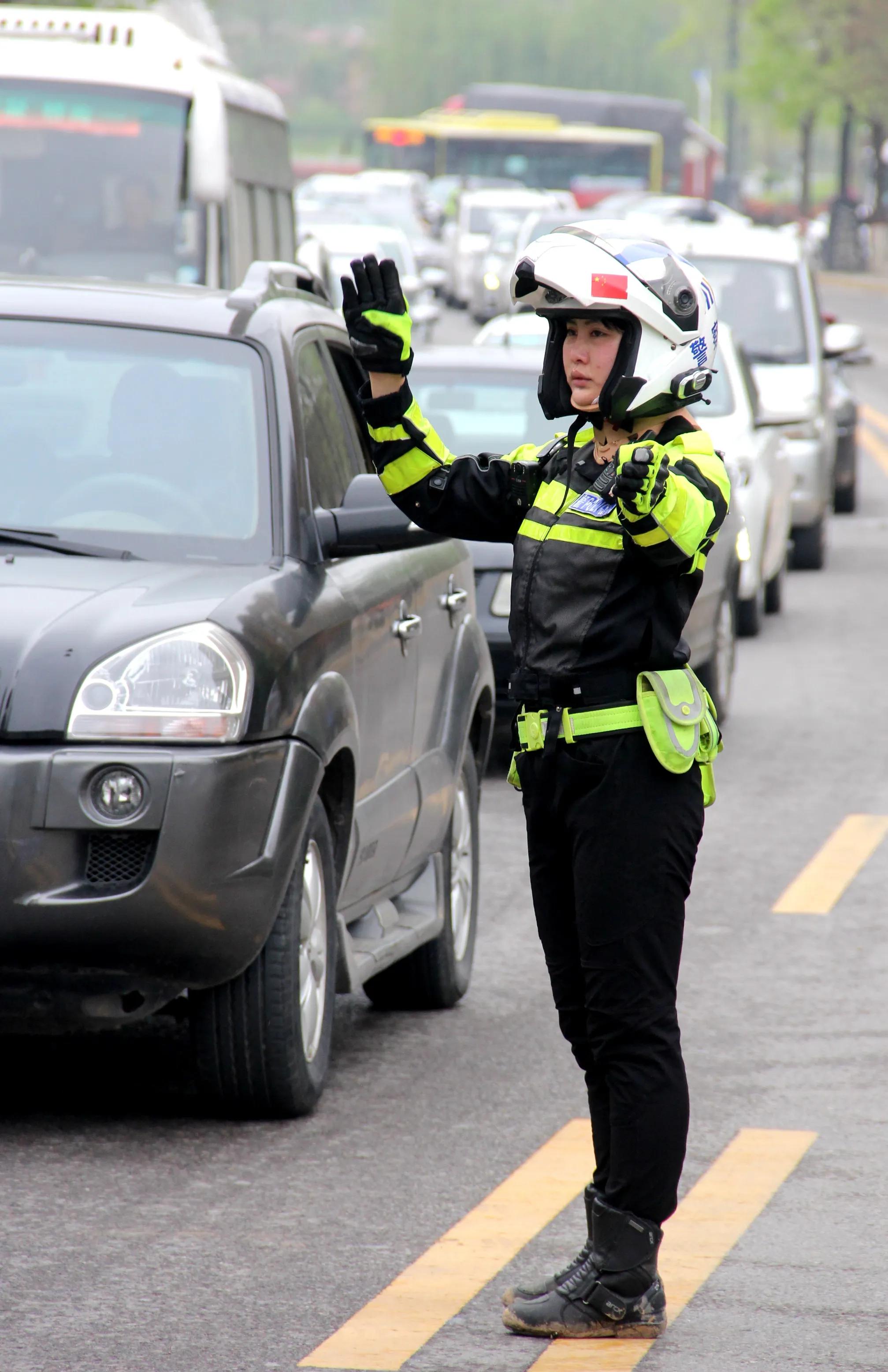 4日警花铁骑手白阳担负着渭南市临渭区渭桥路,上行车辆的交通疏导任务