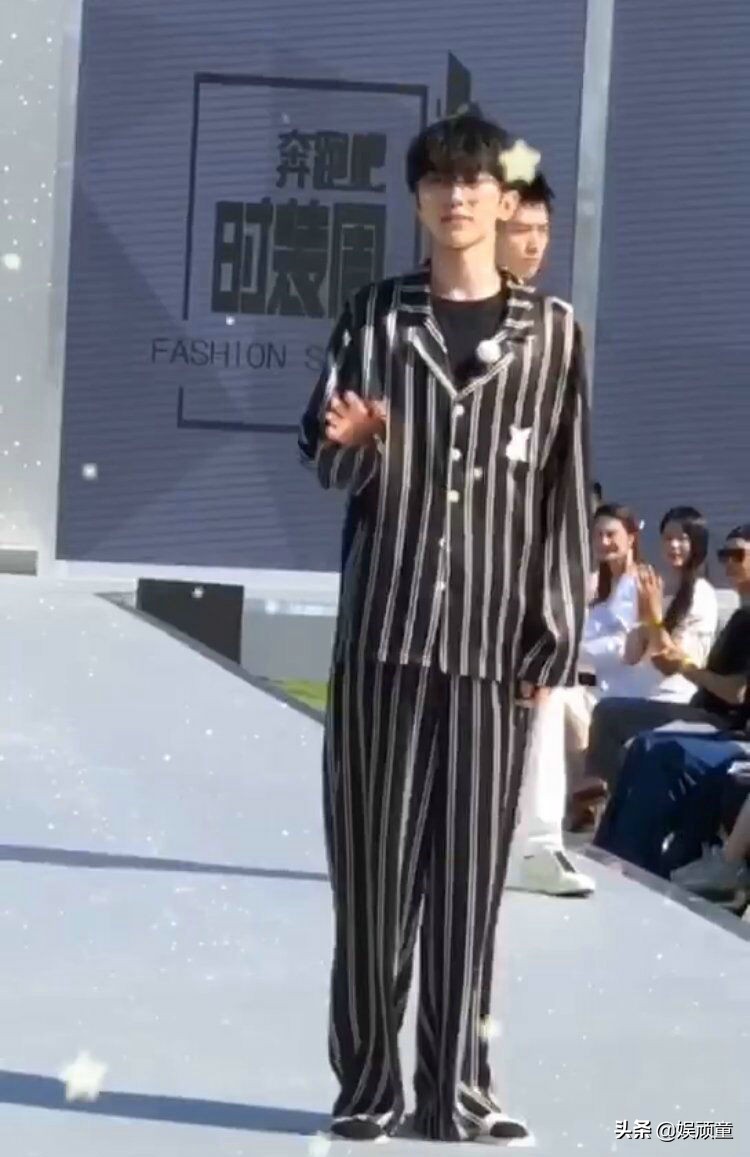 《奔跑吧》路透照流出，蔡徐坤穿睡衣走秀，高颜值特邀嘉宾曝光