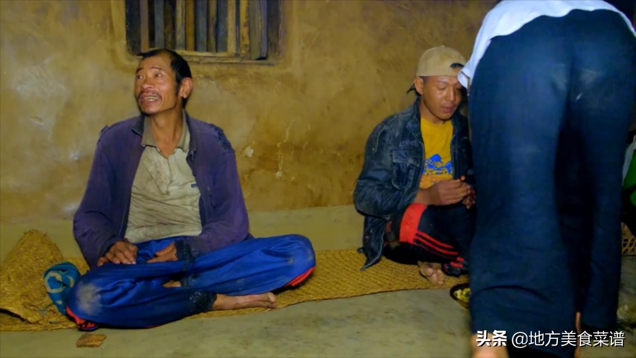 尼泊尔农村，村长家请人干活，中午没啥菜，儿媳妇炒鸡蛋招待大伙