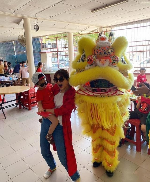 Ella带儿子去农村婆家过年，条件简陋打地铺，网