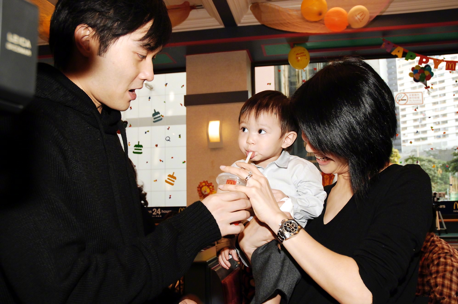 张智霖为袁咏仪庆生，甜喊“美女”祝其美貌如花，自己赚钱养家