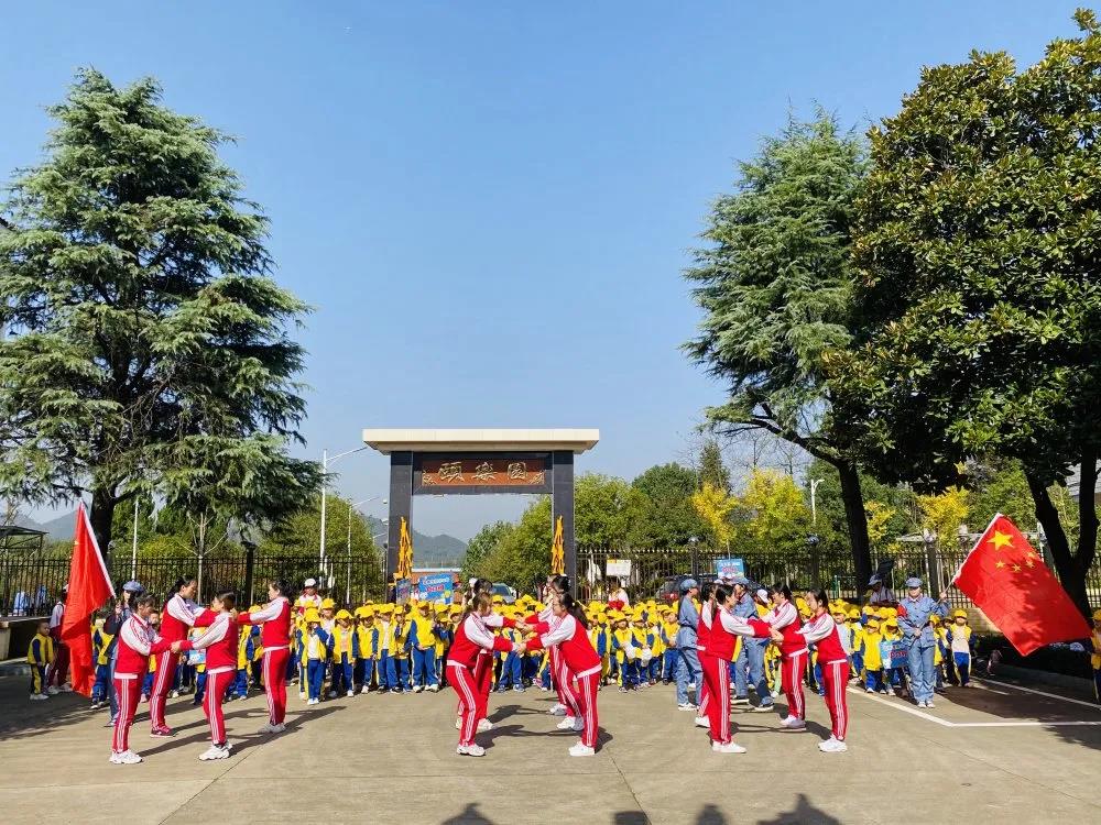 「娄底理想幼儿园」九九重阳节，浓浓敬老情——走进光荣院