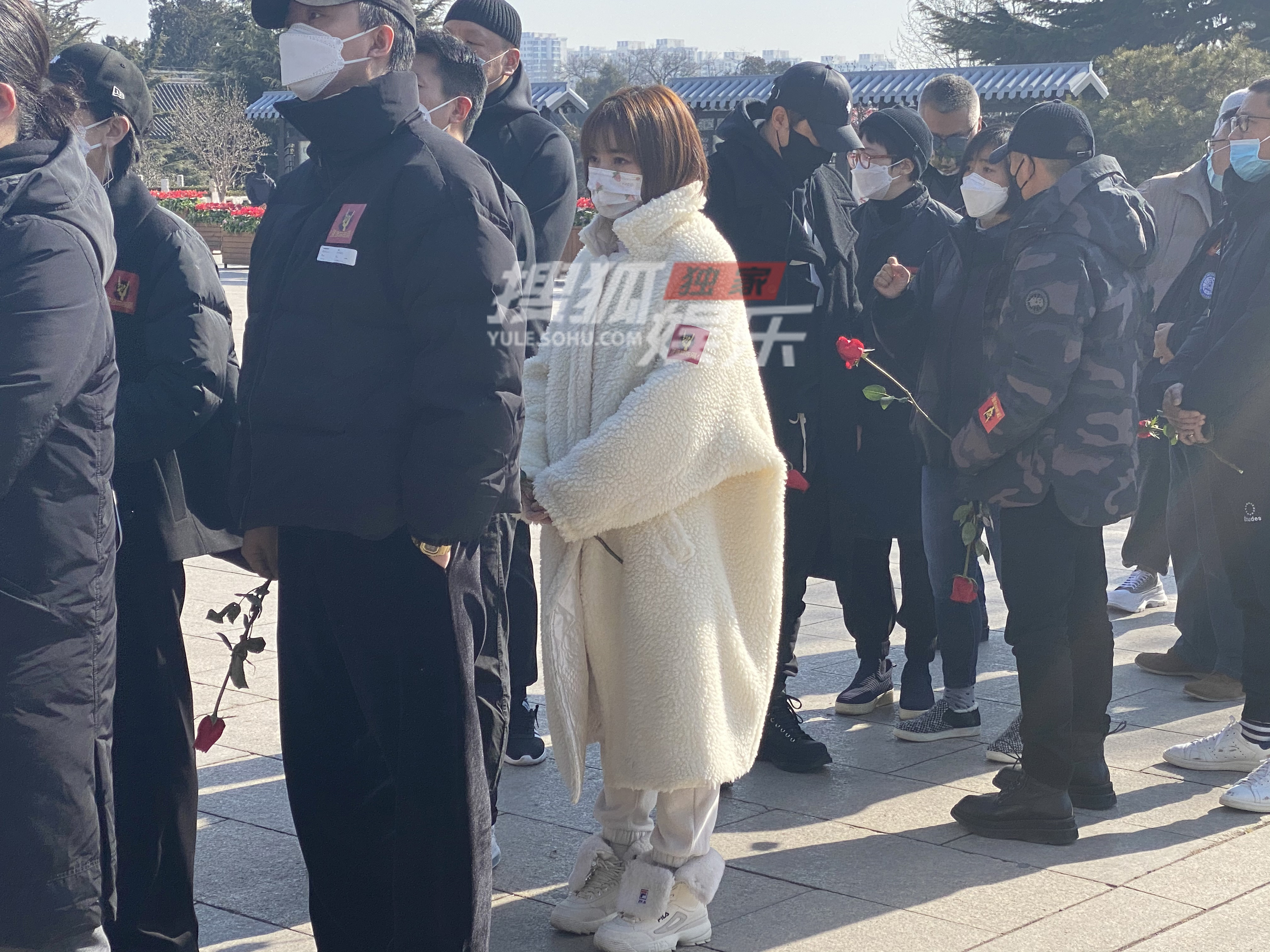 Zhao brilliant memorial meeting holds Huang Bo to hold small safflower to grieve over today the modest tear of Xue asperses the spot