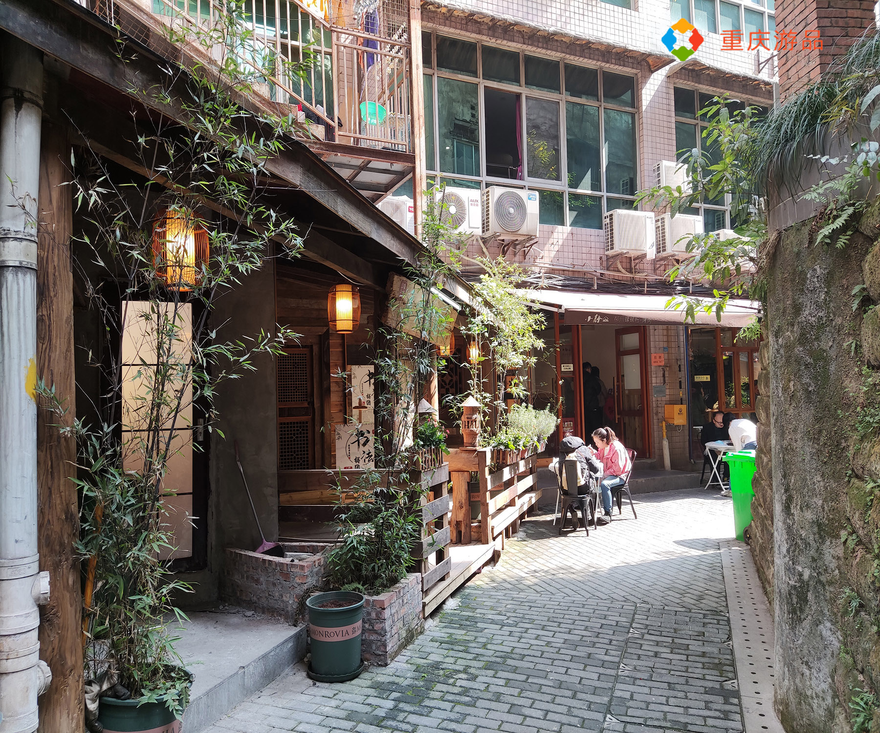 重庆偏僻小巷里的美味，一碗螺蛳粉，一份红豆汤，可以吃得很满足