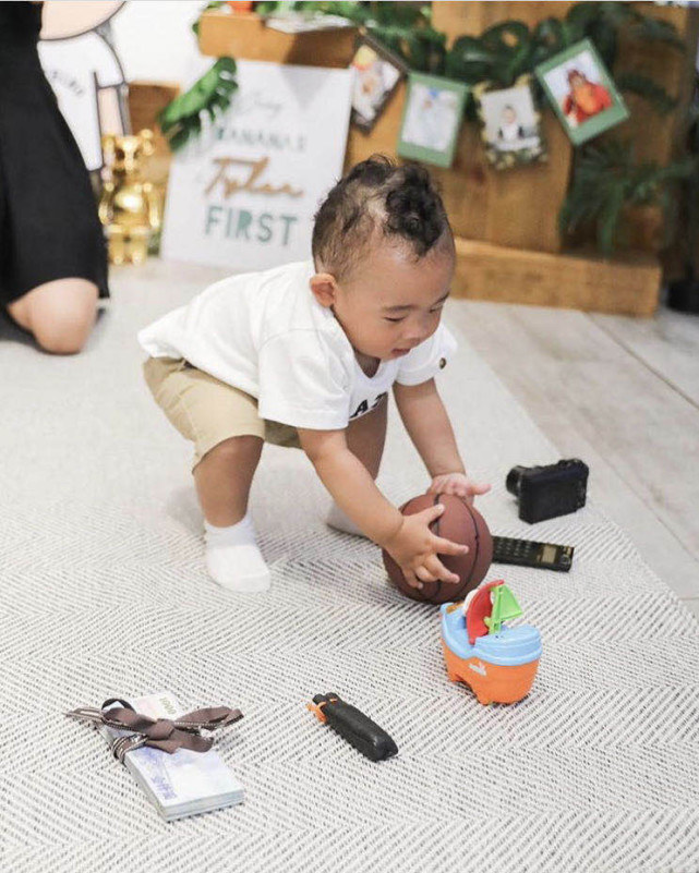 高以翔女友公开高高抱婴照表达思念，画面温馨