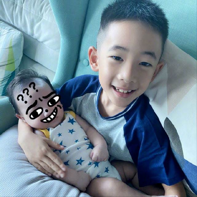 陈小春晒一岁半小儿子正面照，hoho原本像妈妈，现在变成迷你小春