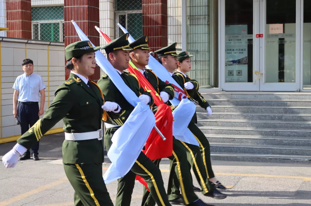 让拼搏掷地有声 打响交付攻坚战—泰华集团5月份升旗仪式顺利举行