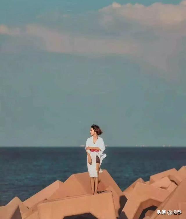 翼装飞行失联女大学生确定死亡，人躺在草丛里