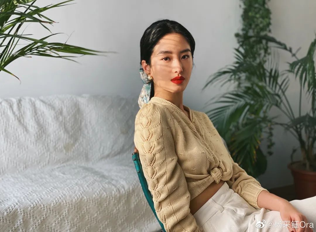 别再“披头散发”了！这4款冬季发型才够美够撩