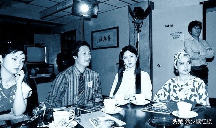 陳曉旭與身邊朋友罕見合影，脫下戲裝的她，人群中依然驚艷