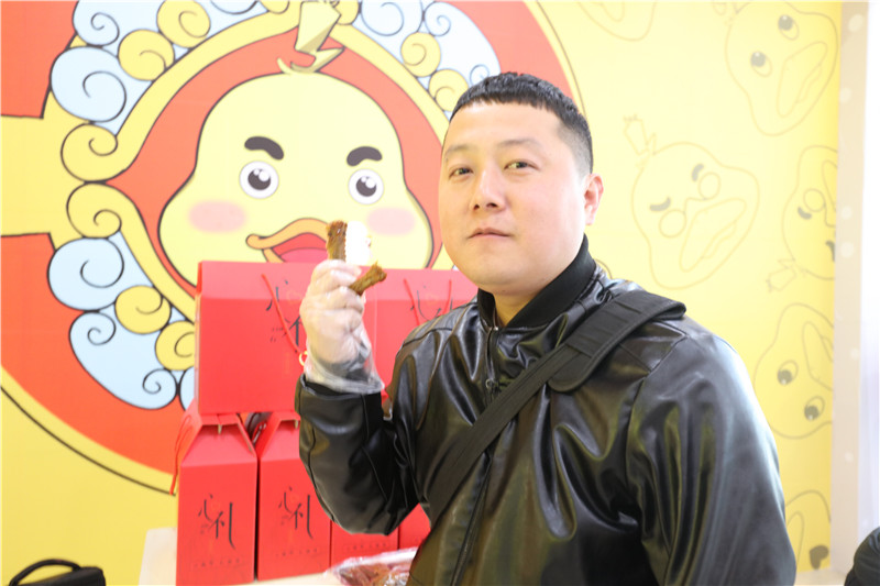 阜阳90后小伙创立卤味小吃品牌“哈哈暴富鸭”独特美味惊艳市民