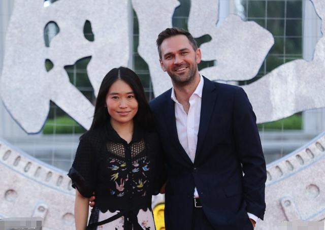 张艺谋的大女儿，曾嫁外国人惨遭家暴，怒斥巩俐“毁我童年”？