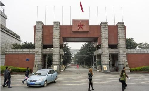 为报仇贫穷小子成开国少将，回乡后发妻跪地痛哭，恶霸被吓到自尽