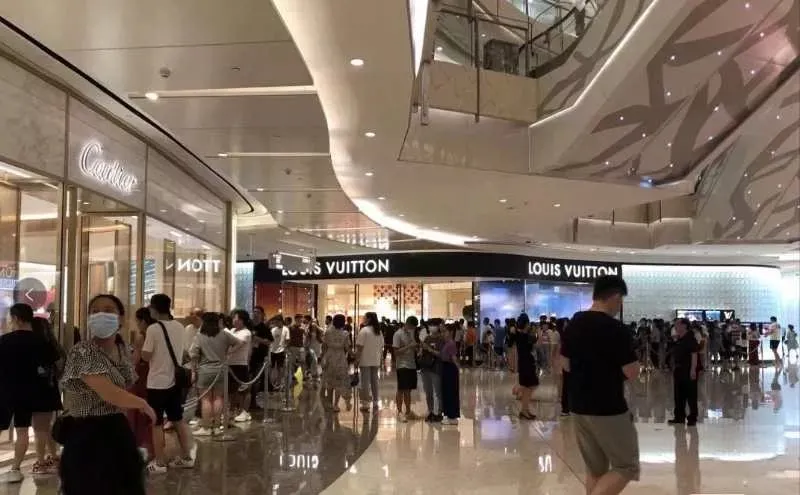 香港情侣在5平米廉租房的一幕,撕开了穷人最心酸的遮羞布