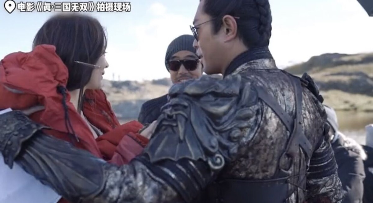 古天乐帮娜扎整理头发，女方表情一脸娇羞，两人差22岁演情侣